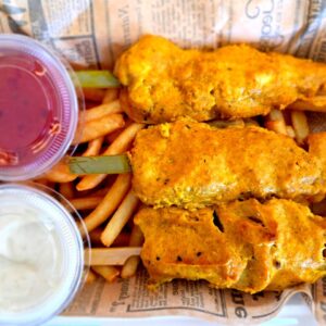 108 - Brochettes de poulet satay au curry jaune doux et frites